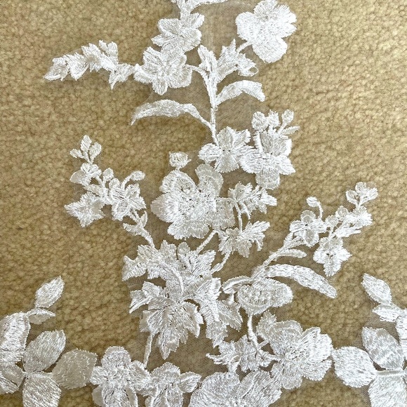 SOLD - Off White Cathedral Veil with Metal Comb - 118 inches - Picture 4 of 7